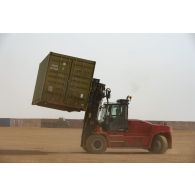 Un chariot élévateur charge des containers à Gao, au Mali.