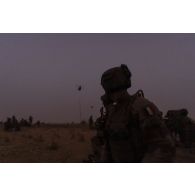 Un guetteur aérien tactique avancé (GATA) coordonne l'atterrissage d'un hélicoptère britannique Chinook CH-47 dans le secteur de Ouallam, au Niger.