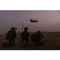 Des guetteurs aériens tactiques avancés (GATA) coordonnent l'atterrissage d'un hélicoptère britannique Chinook CH-47 dans le secteur de Ouallam, au Niger.