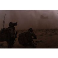 Des guetteurs aériens tactiques avancés (GATA) coordonnent l'atterrissage d'un hélicoptère britannique Chinook CH-47 dans le secteur de Ouallam, au Niger.