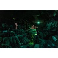 Des paras du 3e régiment parachutiste d'infanterie de marine (RPIMa) et des gendarmes nigériens embarquent à bord d'un hélicoptère britannique Chinook CH-47 dans le secteur de Ouallam, au Niger.