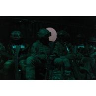 Des paras du 3e régiment parachutiste d'infanterie de marine (RPIMa) et des gendarmes nigériens embarquent à bord d'un hélicoptère britannique Chinook CH-47 dans le secteur de Ouallam, au Niger.