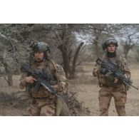 Un chef de section du 3e régiment parachutiste d'infanterie de marine (RPIMa) traverse un oued avec ses éléments pour le ratissage d'une zone boisée dans le secteur de Ouallam, au Niger.