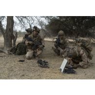 Un transmetteur de l'échelon de commandement du 3e régiment parachutiste d'infanterie de marine (RPIMa) déploie une antenne satellite broadband global area network (BGAN) dans le secteur de Ouallam, au Niger.