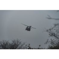 Un hélicoptère britannique Chinook CH-47 survole le secteur de Ouallam, au Niger.