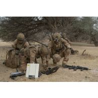 Un transmetteur de l'échelon de commandement du 3e régiment parachutiste d'infanterie de marine (RPIMa) déploie une antenne satellite broadband global area network (BGAN) dans le secteur de Ouallam, au Niger.