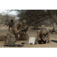 Un transmetteur de l'échelon de commandement du 3e régiment parachutiste d'infanterie de marine (RPIMa) déploie une antenne satellite broadband global area network (BGAN) dans le secteur de Ouallam, au Niger.