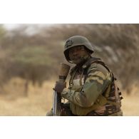 Un gendarme nigérien ratisse une zone boisée dans le secteur de Ouallam, au Niger.