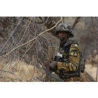 Un gendarme nigérien ratisse une zone boisée dans le secteur de Ouallam, au Niger.