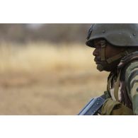 Un gendarme nigérien sécurise le secteur de Ouallam, au Niger.