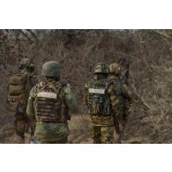 Des gendarmes nigériens ratissent une zone boisée dans le secteur de Ouallam, au Niger.