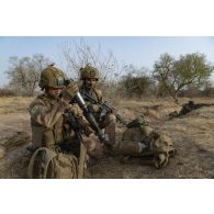 Un marsouin du 3e régiment parachutiste d'infanterie de marine (RPIMa) monte son lance-grenade individuel (LGI) pour la surveillance d'un découvert dans le secteur de Ouallam, au Niger.