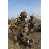 Un marsouin du 3e régiment parachutiste d'infanterie de marine (RPIMa) monte son lance-grenade individuel (LGI) pour la surveillance d'un découvert dans le secteur de Ouallam, au Niger.