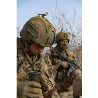 Un marsouin du 3e régiment parachutiste d'infanterie de marine (RPIMa) monte son lance-grenade individuel (LGI) pour la surveillance d'un découvert dans le secteur de Ouallam, au Niger.