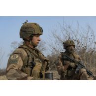 Un marsouin du 3e régiment parachutiste d'infanterie de marine (RPIMa) monte son lance-grenade individuel (LGI) pour la surveillance d'un découvert dans le secteur de Ouallam, au Niger.