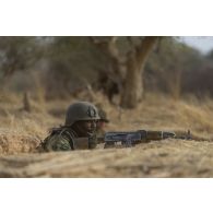 Un gendarme nigérien surveille un découvert dans le secteur de Ouallam, au Niger.