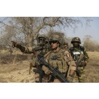 Des marsouins du 3e régiment parachutiste d'infanterie de marine (RPIMa) et des gendarmes nigériens pistent des suspects détectés dans le secteur de Ouallam, au Niger.