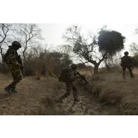 Des marsouins du 3e régiment parachutiste d'infanterie de marine (RPIMa) et des gendarmes nigériens pistent des suspects détectés dans le secteur de Ouallam, au Niger.