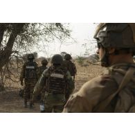 Des marsouins du 3e régiment parachutiste d'infanterie de marine (RPIMa) et des gendarmes nigériens pistent des suspects détectés dans le secteur de Ouallam, au Niger.