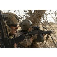 Des marsouins du 3e régiment parachutiste d'infanterie de marine (RPIMa) surveillent un découvert dans le secteur de Ouallam, au Niger.