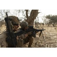 Des marsouins du 3e régiment parachutiste d'infanterie de marine (RPIMa) surveillent un découvert dans le secteur de Ouallam, au Niger.