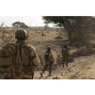 Des marsouins du 3e régiment parachutiste d'infanterie de marine (RPIMa) et des gendarmes nigériens pistent des suspects détectés dans une zone boisée du secteur de Ouallam, au Niger.