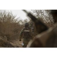 Des marsouins du 3e régiment parachutiste d'infanterie de marine (RPIMa) et des gendarmes nigériens pistent des suspects détectés dans une zone boisée du secteur de Ouallam, au Niger.