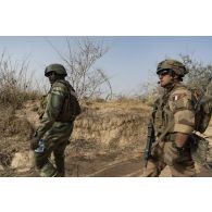 Des marsouins du 3e régiment parachutiste d'infanterie de marine (RPIMa) et des gendarmes nigériens pistent des suspects détectés dans une zone boisée du secteur de Ouallam, au Niger.