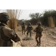 Des marsouins du 3e régiment parachutiste d'infanterie de marine (RPIMa) et des gendarmes nigériens pistent des suspects détectés dans une zone boisée du secteur de Ouallam, au Niger.
