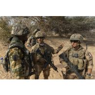 Des marsouins du 3e régiment parachutiste d'infanterie de marine (RPIMa) et des gendarmes nigériens se coordonnent pour le pistage de suspects dans le secteur de Ouallam, au Niger.