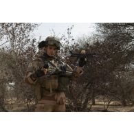 L'opérateur drone Hugo du 3e régiment parachutiste d'infanterie de marine (RPIMa) déploie un micro-drone polyvalent NX70 pour surveiller le secteur de Ouallam depuis le ciel, au Niger.