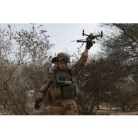 L'opérateur drone Hugo du 3e régiment parachutiste d'infanterie de marine (RPIMa) déploie un micro-drone polyvalent NX70 pour surveiller le secteur de Ouallam depuis le ciel, au Niger.