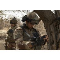 L'opérateur drone Hugo du 3e régiment parachutiste d'infanterie de marine (RPIMa) déploie un micro-drone polyvalent NX70 pour surveiller le secteur de Ouallam depuis le ciel, au Niger.