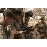 L'opérateur drone Hugo du 3e régiment parachutiste d'infanterie de marine (RPIMa) déploie un micro-drone polyvalent NX70 pour surveiller le secteur de Ouallam depuis le ciel, au Niger.