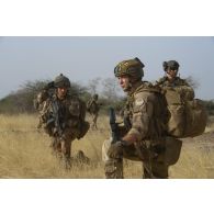 Des marsouins du 3e régiment parachutiste d'infanterie de marine (RPIMa) progressent dans le secteur de Ouallam, au Niger.