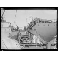 Dunkerque, déchargement de viande frigorifiée d'un bateau anglais. [légende d'origine]