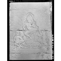 Le Bayon : détail du bas-relief sculpté d'Apsaras, danseuses célestes, décorant les bases de piliers de la galerie extérieure.
