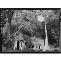 Le Bayon : pavillon médian de l'enceinte Est.