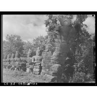 Naga à sept têtes étreint par des démons (ou Yaksas) en bordure de la chaussée menant à la porte Nord d'Angkor Thom.