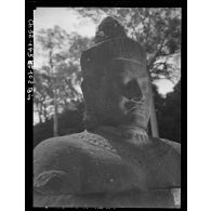 Tête de Devada de la balustrade devant la porte de l'enceinte Nord d'Angkor Thom.
