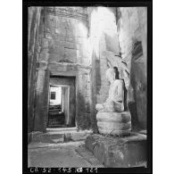 Sculpture en ronde-bosse figurant Bouddha assis sur le Naga à l'intérieur d'un sanctuaire du Bayon.
