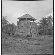 Chantier d'un tour d'observation à proximité du poste militaire français de My Tinh An, dans le secteur de My Tho.