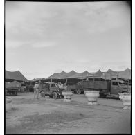 Véhicules de l'armée française dans le poste militaire de Dong Son, secteur de My Tho.