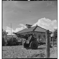 Canon de l'armée française au poste militaire de Vinh Loi, dans le secteur de My Tho.
