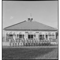 Revue d'une section de l'armée française devant le poste militaire de Tang Hoa, secteur de My Tho.
