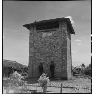 Suspects vietnamiens au poste militaire français de Tran Binh Dien, dans le secteur de My Tho.