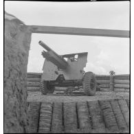 Canon de l'armée française au poste de Cho Ong Van dans le secteur de My Tho.
