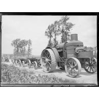 Près de Steenvoorde, tracteurs anglais sur la route. [légende d'origine]