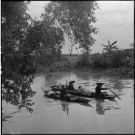 Des civils évacuent les zones opérationnelles alors que se déroule l'opération Tourbillon VII. [description provisoire]