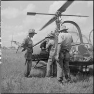 Evacuation sanitaire par hélicoptère Hiller au cours de l'opération Tourbillon VII. [description provisoire]